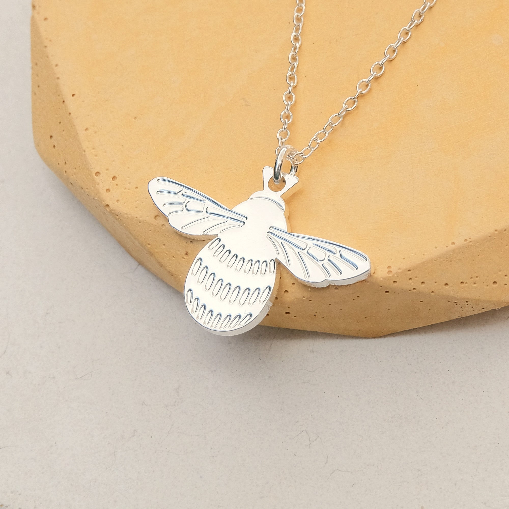 YFN Bee Necklace Sterling Silver Bumble Bee Queen Bee Bumblebee Honeycomb Pendant  Necklace: Buy Online at Best Price in UAE - Amazon.ae